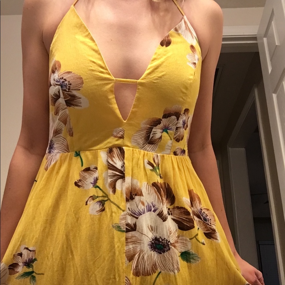yellow Hawaiian 🌺 print dress with a slit! - Picture 2 of 8